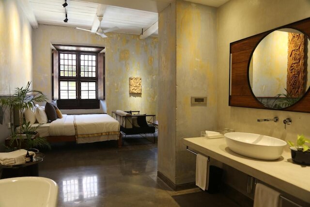 ザ ポストカード マンダレーホール、コーチ