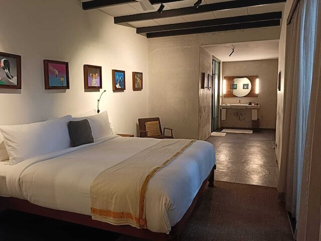 ザ ポストカード マンダレーホール、コーチ