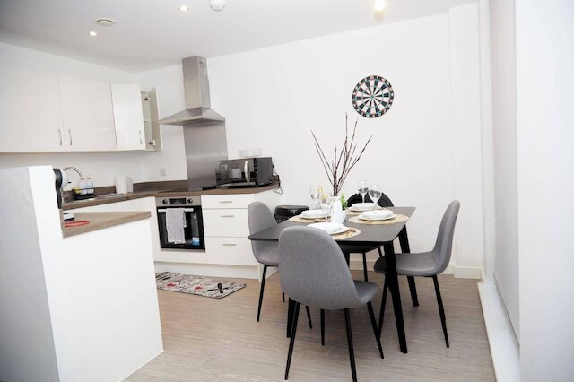 アパートメント-スリープス4-ストリートパーキング-バルコニー-デュプレックス