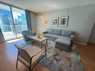 スカイ ハイ 31st フロア コンド ウィズ パーキング