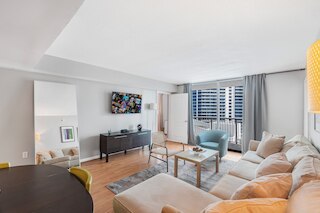 スカイ ハイ 31st フロア コンド ウィズ パーキング