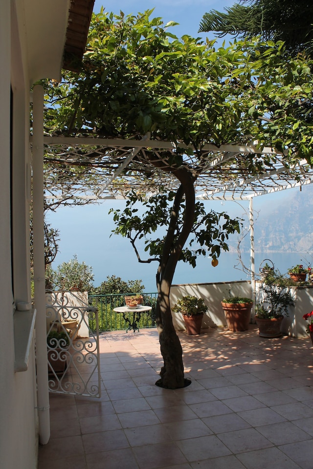 カーサ ノストラ - イット スピークス オブ ラブ ファミリー アンド ザ シー