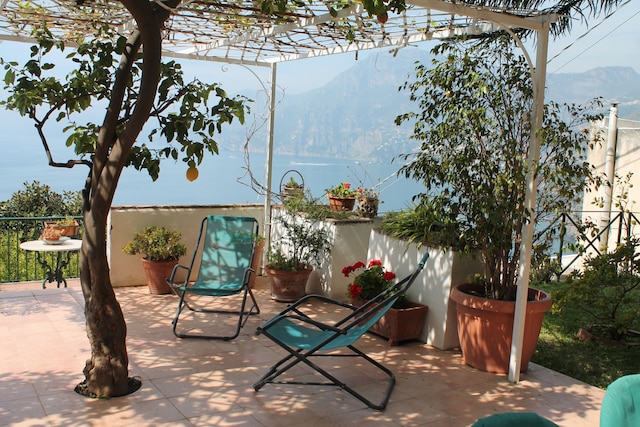 カーサ ノストラ - イット スピークス オブ ラブ ファミリー アンド ザ シー