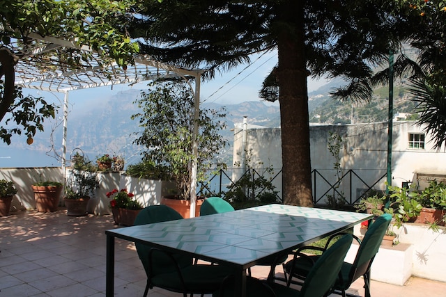 カーサ ノストラ - イット スピークス オブ ラブ ファミリー アンド ザ シー