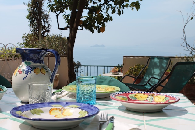 カーサ ノストラ - イット スピークス オブ ラブ ファミリー アンド ザ シー