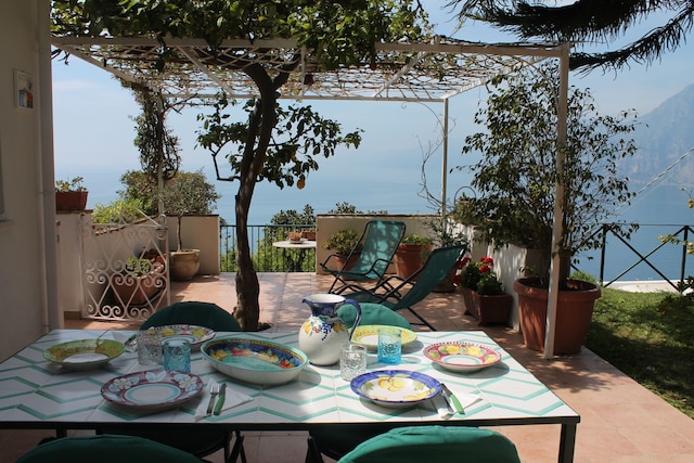 カーサ ノストラ - イット スピークス オブ ラブ ファミリー アンド ザ シー