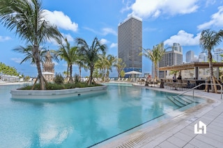 スタイリッシュ アパートメンツ ウィズ パーシャル オーシャン ビューズ イン ダウンタウン