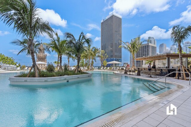 スタイリッシュ アパートメンツ ウィズ パーシャル オーシャン ビューズ イン ダウンタウン