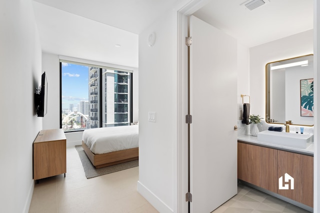 スタイリッシュ アパートメンツ ウィズ パーシャル オーシャン ビューズ イン ダウンタウン