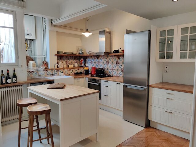 スタイリッシュ 1 ベッドルーム アパートメント ウィズ レトロ キッチン ビュー バルコニー