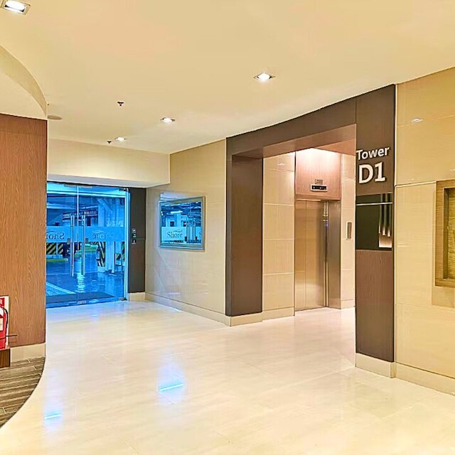 リブ ジャスト ステップス アウェイ フロム モール オブ アジア