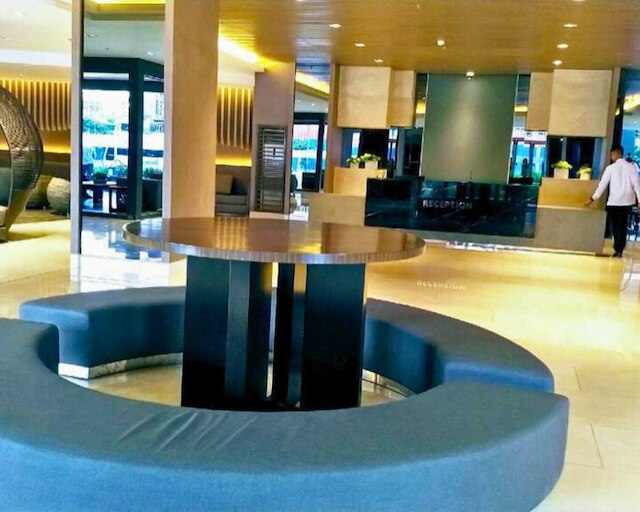 リブ ジャスト ステップス アウェイ フロム モール オブ アジア