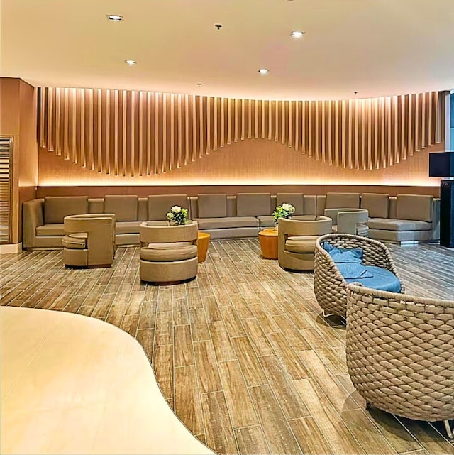 リブ ジャスト ステップス アウェイ フロム モール オブ アジア