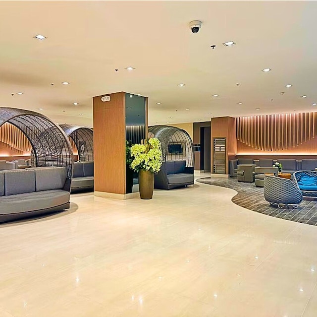 リブ ジャスト ステップス アウェイ フロム モール オブ アジア