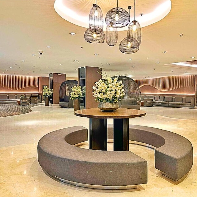 リブ ジャスト ステップス アウェイ フロム モール オブ アジア