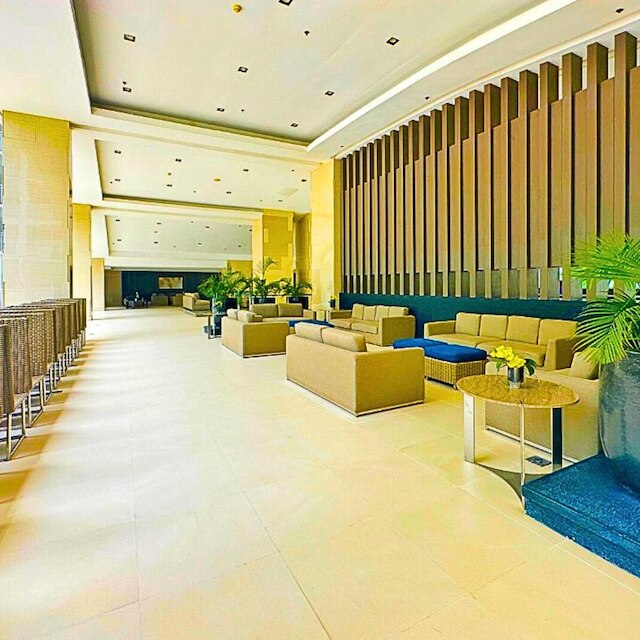 リブ ジャスト ステップス アウェイ フロム モール オブ アジア