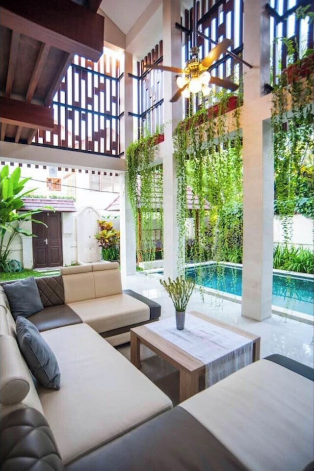 ヒュージ トゥー ストーリー 4ベッド 4バス ヴィラ ウィズ プール ライト イン ザ ハート オブ スミニャック