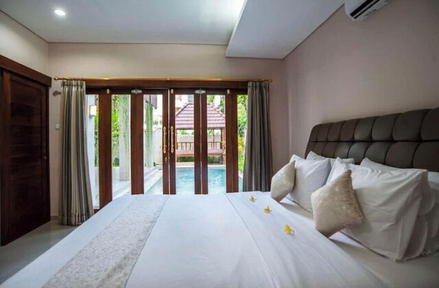 ヒュージ トゥー ストーリー 4ベッド 4バス ヴィラ ウィズ プール ライト イン ザ ハート オブ スミニャック