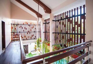 ヒュージ トゥー ストーリー 4ベッド 4バス ヴィラ ウィズ プール ライト イン ザ ハート オブ スミニャック