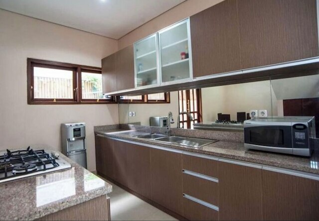 ヒュージ トゥー ストーリー 4ベッド 4バス ヴィラ ウィズ プール ライト イン ザ ハート オブ スミニャック