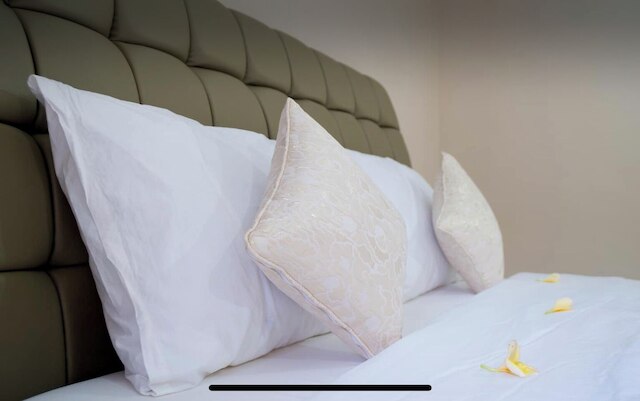 ヒュージ トゥー ストーリー 4ベッド 4バス ヴィラ ウィズ プール ライト イン ザ ハート オブ スミニャック