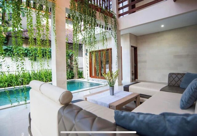 ヒュージ トゥー ストーリー 4ベッド 4バス ヴィラ ウィズ プール ライト イン ザ ハート オブ スミニャック