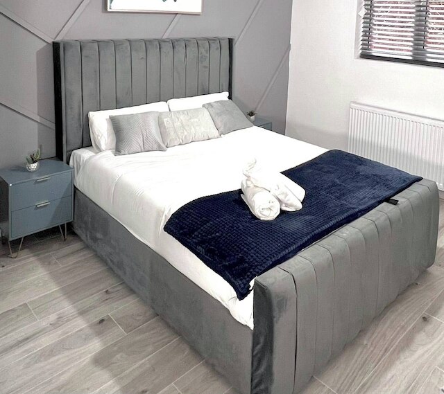 スタイリッシュ スペーシャス 1ベッドルーム アパートメント キングベッド 10ミニッツ ヒートンパーク