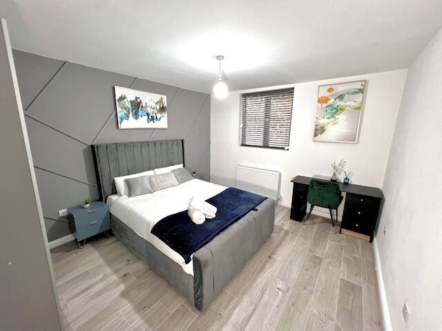 スタイリッシュ スペーシャス 1ベッドルーム アパートメント キングベッド 10ミニッツ ヒートンパーク