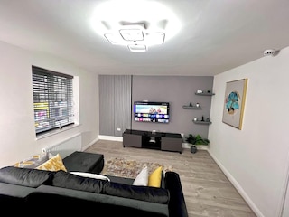 スタイリッシュ スペーシャス 1ベッドルーム アパートメント キングベッド 10ミニッツ ヒートンパーク