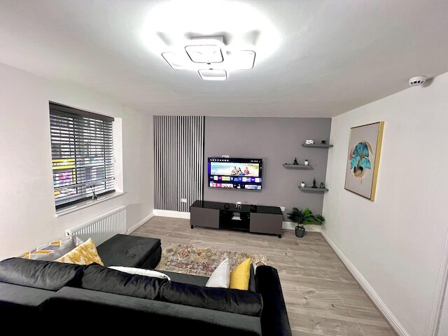 スタイリッシュ スペーシャス 1ベッドルーム アパートメント キングベッド 10ミニッツ ヒートンパーク