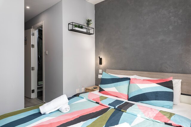 モダン エンスイート ルームズ ニア バルータ ベイ