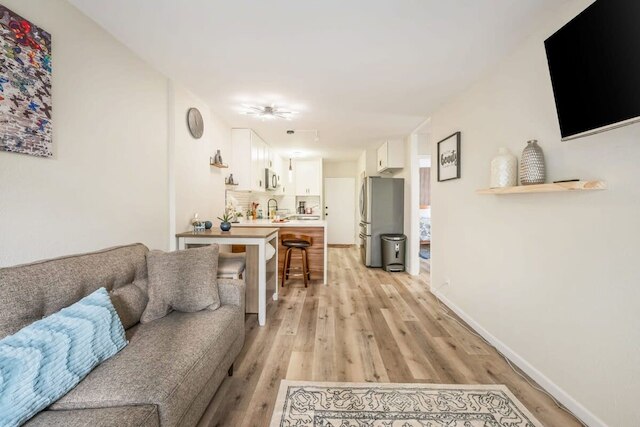 ツーベッドルーム アパートメント ウィズ ア サニー パティオ