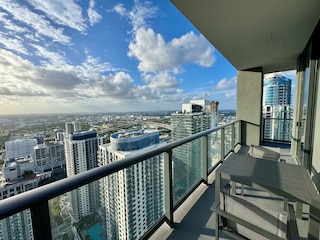 スカイハイ ラグジュアリー イン ダウンタウン マイアミ