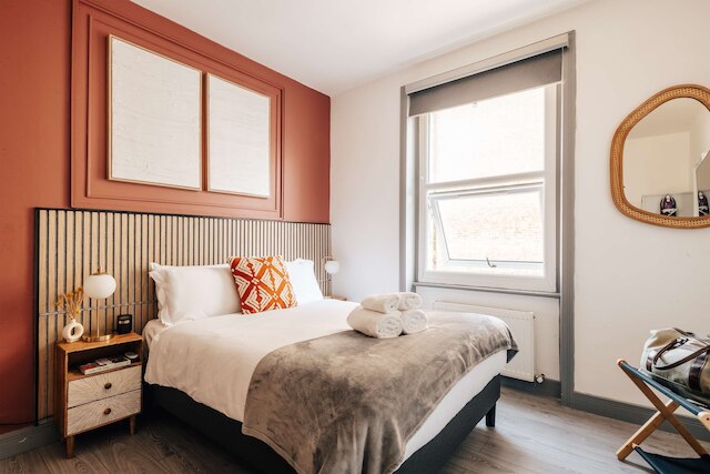 コージー アンド モダン デュプレックス イン ザ ハート オブ アールズ コート