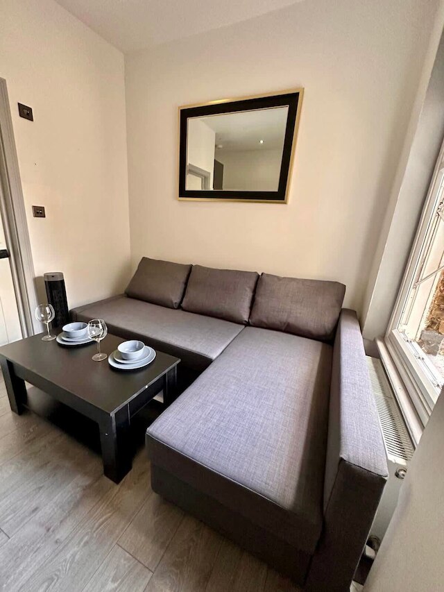 コージー アンド モダン デュプレックス イン ザ ハート オブ アールズ コート