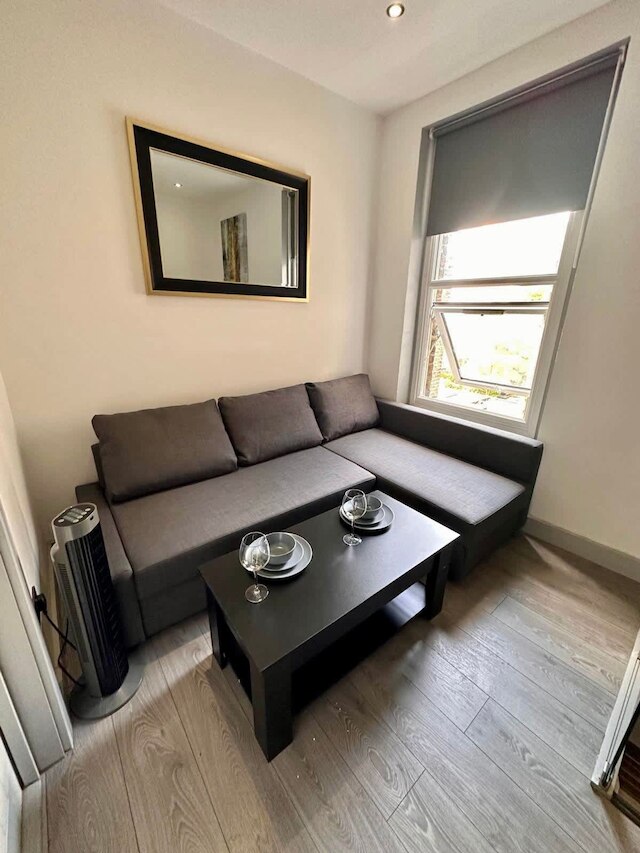 コージー アンド モダン デュプレックス イン ザ ハート オブ アールズ コート