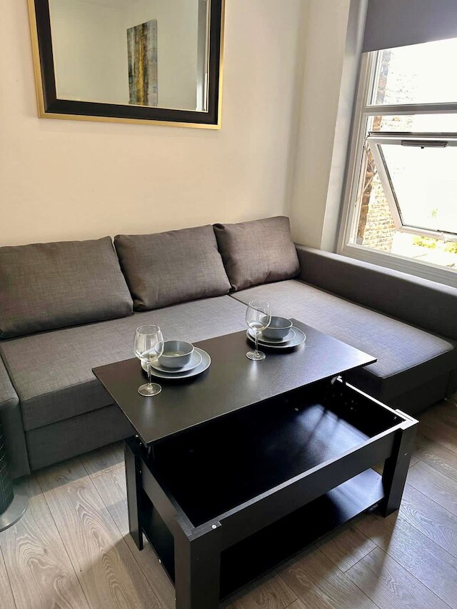 モダン アンド スペーシャス デュプレックス イン アールズ コート