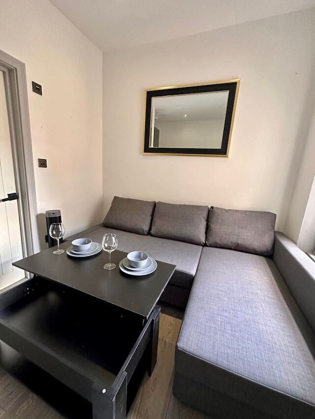 モダン アンド スペーシャス デュプレックス イン アールズ コート