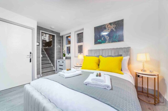 モダン アンド スペーシャス デュプレックス イン アールズ コート