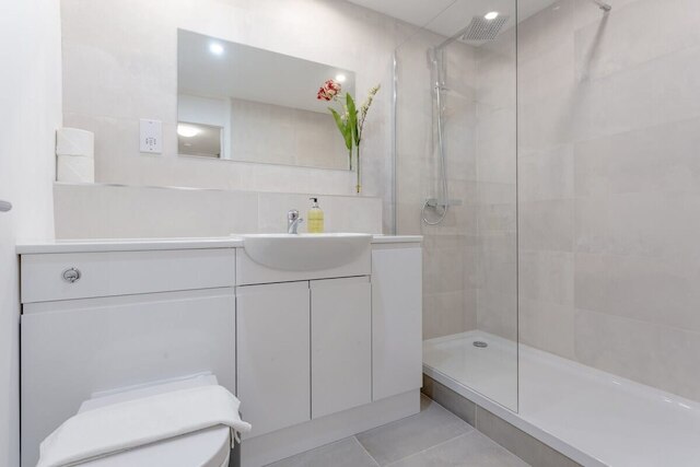 ケンジントンガーデンズ 2 ベッドルーム フラット ウィズ ア バルコニー