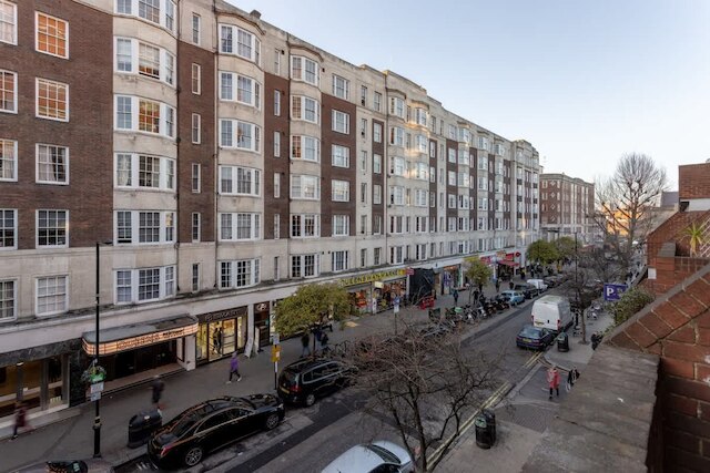 ケンジントンガーデンズ 2 ベッドルーム フラット ウィズ ア バルコニー