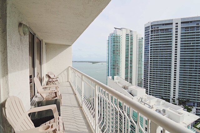 モダン 1BR アット ブリッケル ベイ クラブ バイ ワンラックスステイ