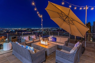 スタイリッシュ XL 2 ベッドルーム / 2 バスルーム アット HWH バイ Oneluxstay