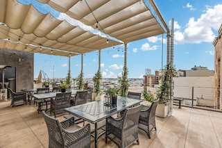 スタイリッシュ 2ベッドルーム/2バスルーム アット HWH バイ Oneluxstay