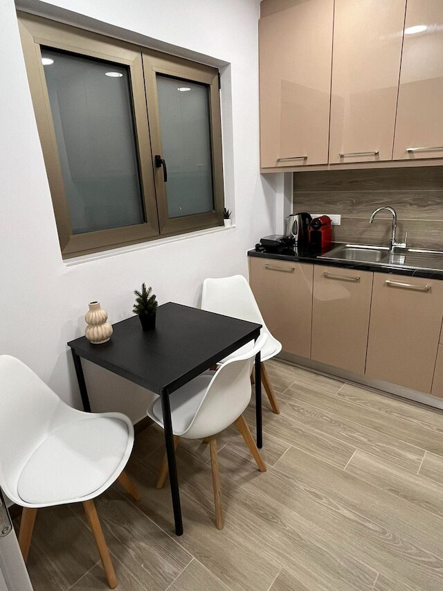 アカデミーズ モダン アパートメンツ バイ アテネズ アーバン リトリート