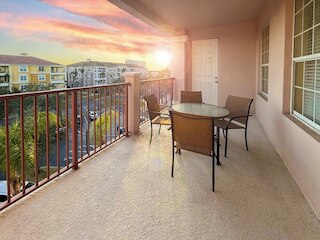 ウォーク トゥ エピック ユニバース アンド オレンジ カウンティ コンベンション センター フロム ディス コンド