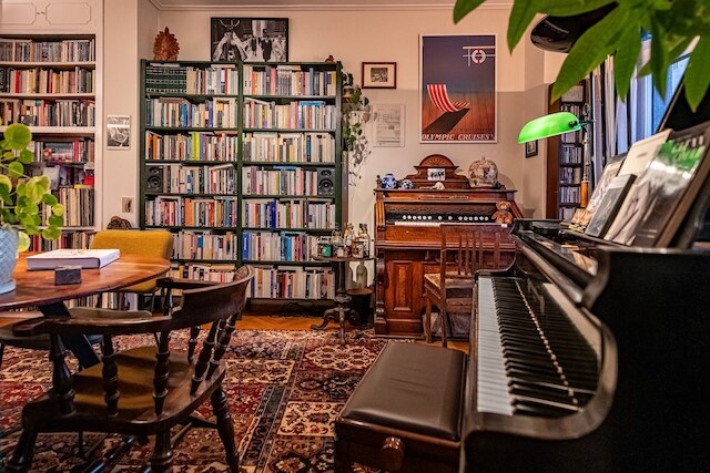 シック 2ベッドルーム ブライト ペントハウス ウィズ オープン ウッド ステアケース