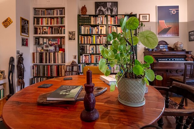 シック 2ベッドルーム ブライト ペントハウス ウィズ オープン ウッド ステアケース