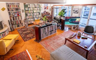 シック 2ベッドルーム ブライト ペントハウス ウィズ オープン ウッド ステアケース