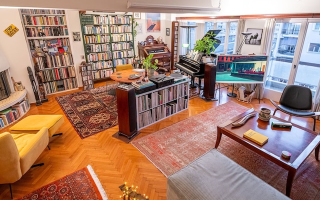 シック 2ベッドルーム ブライト ペントハウス ウィズ オープン ウッド ステアケース